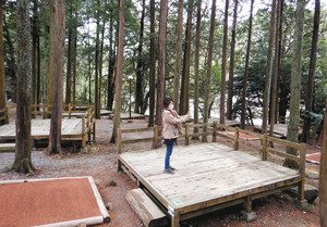 Ｗｉ-Ｆｉ環境が整えられたキャンプ用テントサイト＝松阪市伊勢寺町の市森林公園で
