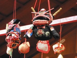 今月加わった２０種類の古布で作られた「ヤークー」人形＝いずれも阿智村で