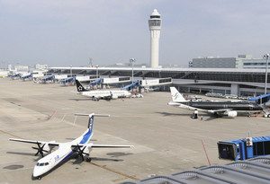スカイデッキからは、離着陸する航空機を間近に見られる＝いずれも愛知県常滑市の中部国際空港で