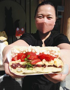 地元産のイチゴを使用した創作いなり寿司のスイーツ「たわわフルーツアゲット」＝豊川市門前町で