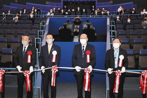 新しい投影機を前にテープカットをする鈴木康友市長（左から２人目）ら＝いずれも浜松市中区の浜松科学館で