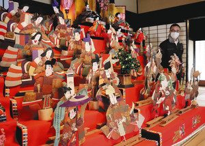 個人所蔵の押し絵びな（手前）など当時を伝える人形が並ぶ会場＝松本市内田の馬場家住宅で