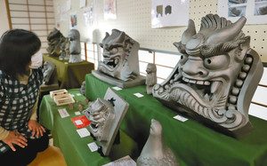 さまざまな種類の鬼瓦が展示されている会場＝金沢市野町の徳法寺で