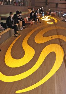 床に投影された炎をイメージしたライト＝七尾市の和倉温泉お祭り会館で