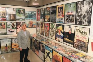 ミニシアターで上映された作品のポスターを紹介する近藤さん＝羽島市竹鼻町の市映画資料館で