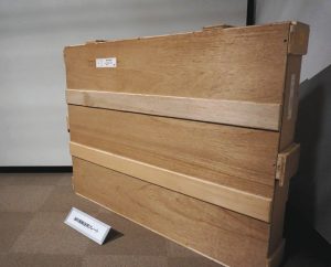 油彩画を輸送する時に使う木製のケース＝いずれも静岡市駿河区の県立美術館で