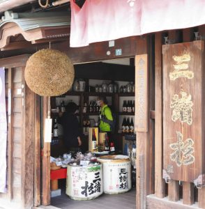 杉玉が下げられた今西酒造本店＝いずれも奈良県桜井市で