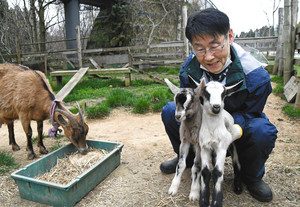 橋爪和夫店長に抱きかかえられる双子のヤギと、母ヤギのあずき＝のと里山海道の別所岳ＳＡで