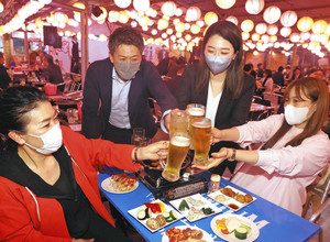 柳橋ビアガーデンの内覧会で飲食を楽しむ人たち＝名古屋市中村区名駅４で