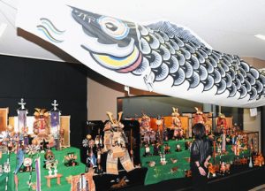 会場を彩るよろいかぶととこいのぼり＝熊野市井戸町の市文化交流センターで