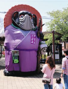 忍者姿に変身した巨大なタヌキ像＝甲賀市信楽町で
