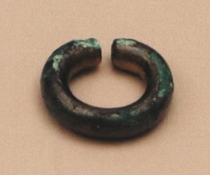 小阿阪町の畑で見つかった耳環＝いずれも松阪市文化財センターで