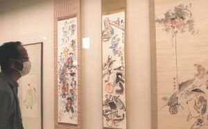 展示されている大正、昭和初期に描かれた大津絵＝大津市御陵町の市歴史博物館で