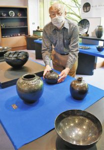 「天目釉」の作品などが並ぶ木村さんの最後の個展＝越前町の県陶芸館で