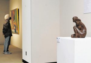 寄贈されたブロンズ像など１４作品が展示されている＝金沢美術工芸大で