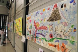 子どもたちが未来の小牧の街を思い描いた絵＝小牧市小牧２の市公民館で