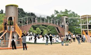 多くの子どもたちでにぎわうトランポリンとつり橋のドキドキ橋＝敦賀市総合運動公園で