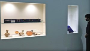 貴重な出土品が並ぶ展示室＝大野町稲富の大野あけぼのミュージアムで