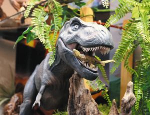 ジオラマに配置されたティラノサウルスの模型