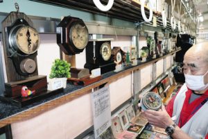 懐かしい時計や珍しい時計が並ぶ展示＝加賀市大聖寺八間道で