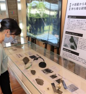 小惑星リュウグウで採取された試料のレプリカなどが展示された会場＝若狭町の県年縞博物館で