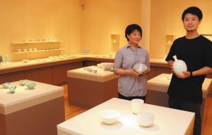 涼しげな色合いの作品を手にする樽田さん（右）と藤内さん＝多治見市市之倉町の市之倉さかづき美術館で
