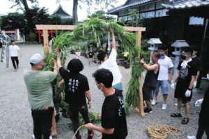 茅の輪を設置する神戸石取祭関係者ら＝鈴鹿市神戸２の神戸宗社で