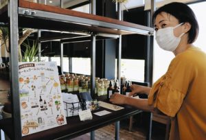 店内で「ハリヨの柿酢」も販売している＝いずれも海津市平田町野寺のカイジュウカフェで