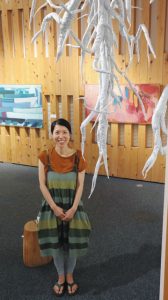 「根っこ」と題した立体作品と榎本さん＝尾鷲市の県立熊野古道センターで