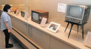 白黒テレビなど昭和時代の道具を展示している企画展