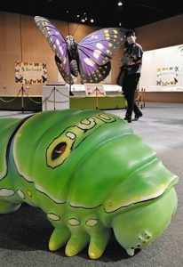 イモムシのベンチとオオムラサキの巨大模型＝いずれも草津市下物町の琵琶湖博物館で