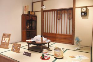 昭和３０年ごろの居間を再現したコーナー。当時の食卓の様子がうかがえる