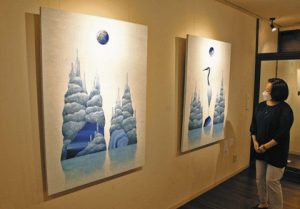青色を基調とした作品が並ぶ会場＝砺波市のとなみ散居村ミュージアム民具館で