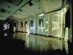 天竜川の水中の映像が使われているインスタレーション作品＝浜松市中区の鴨江アートセンターで