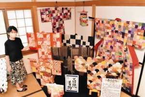 色とりどりの布を組み合わせた百徳着物を紹介する山田さん＝岡崎市滝町の滝山寺で