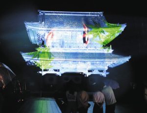 鮮やかなデジタルアートが投影された山門＝輪島市門前町で