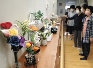 花や観葉植物をイメージした立体作品が目を引く＝湖西市鷲津の市ふれあい交流館で