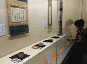 館を代表する茶道具が並ぶ会場＝名古屋市昭和区山中町２の桑山美術館で
