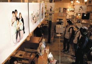 明るい雰囲気の家族写真が並ぶ会場＝飛騨市古川町のまちづくり拠点施設「ｎｏｄｅ」で