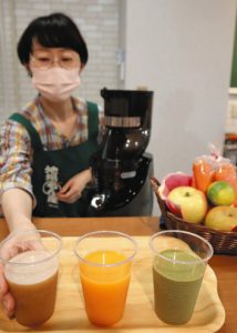 地元の食材などで作った（左から）オータムジュース、パワフルオレンジ、緑茶バナナミルク＝富山市総曲輪の地場もん屋総本店で