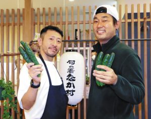 本田雅弘さん（右）が作ったキュウリを使って料理を提供する中村祐輝さん＝小松市軽海町で