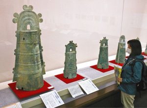 展示会場でひときわ目を引く、野洲市で出土した日本最大の銅鐸（左）＝近江八幡市安土町下豊浦の県立安土城考古博物館で