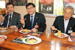 試食する（左から）松原勝久会長、林正之市長、伊藤宣良組合長＝氷見市十二町で