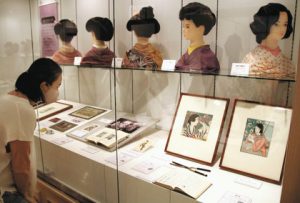 竹久夢二の作品とそこに描かれた髪形の資料を展示している会場＝金沢市飛梅の金沢くらしの博物館で