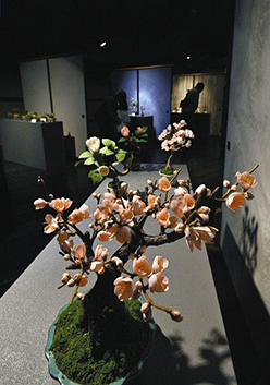 本物そっくりに和紙で作られた梅やツバキなどの盆栽＝越前市の卯立の工芸館で