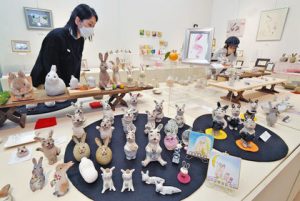 ウサギを題材にした県内ゆかりの作家の作品が並ぶ『えとの「うさぎ」展』＝福井市中央１のふくい工芸舎で