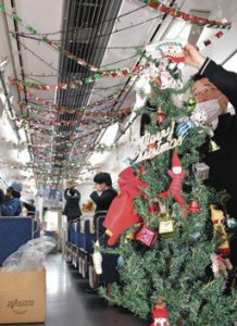 職員がクリスマス仕様に装飾を施した車内＝穴水町大町で