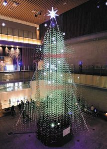 蓄光プラスチックをつないで作られたクリスマスツリー＝名古屋市中村区のＫＩＴＴＥ名古屋で