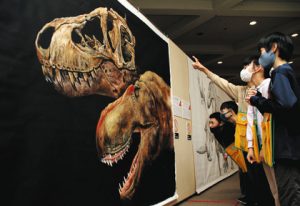 恐竜の巨大復元画を鑑賞する関市南ケ丘小の児童ら＝関市で