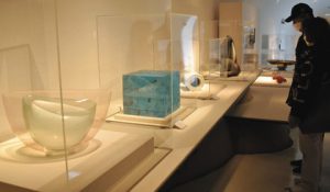 国内外作家の入賞、入選作品５３点が紹介されている国際ガラス展金沢の巡回展